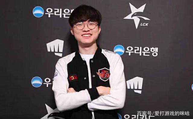 三人小组的 三人小组的